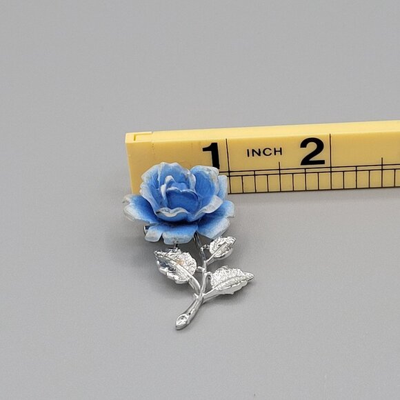Silver Tone Flower Blue Rose Brooch Molded Lucite Leafy Floral 2"x1" - Picture 6 of 7